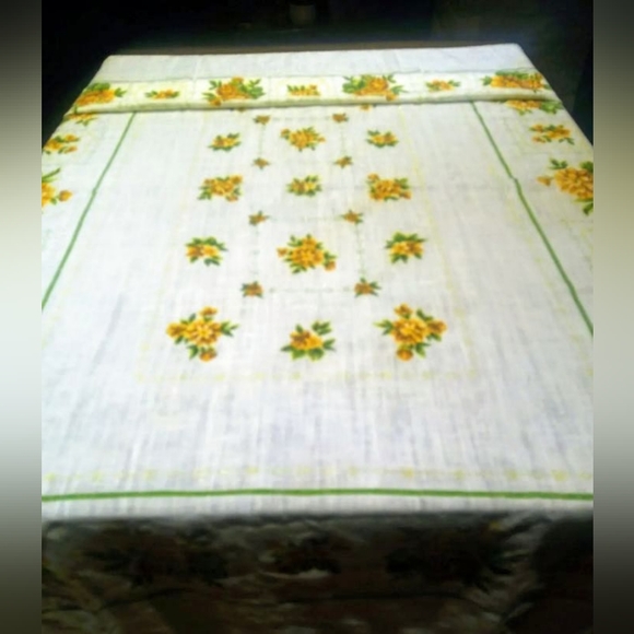 Rectangular mid-century Collectable Tablecloth. Hand made, yellow flowers - Picture 2 of 11